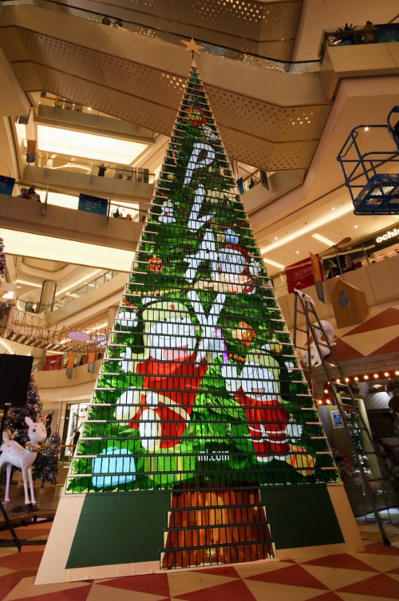 este-es-el-arbol-de-navidad-hecho-con-celulares