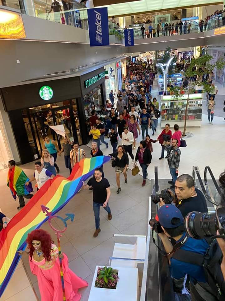 plaza galerias discriminacion homofobia