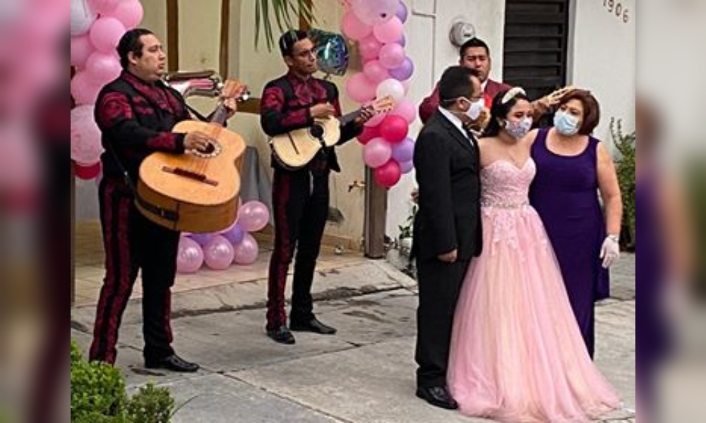 (Video) Quinceañera celebra su fiesta con sana distancia