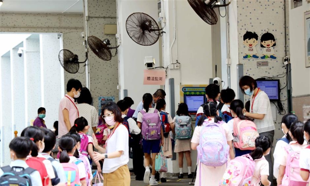 Niños vuelven a las aulas en Hong Kong