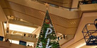 este-es-el-arbol-de-navidad-hecho-con-celulares