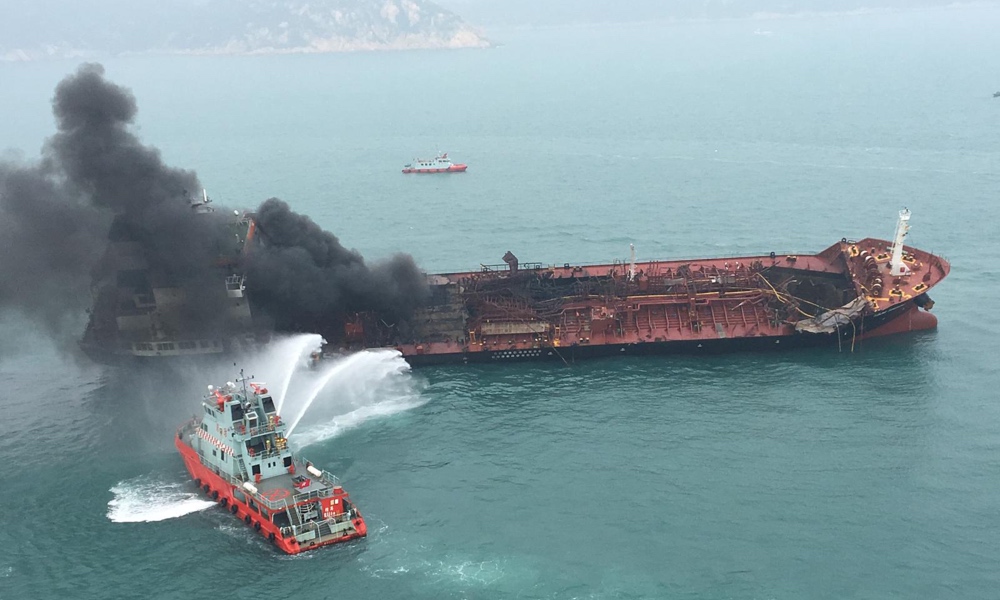 se-incendia-buque-petrolero-en-isla-de-hong-kong
