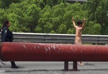hombre-camina-desnudo-monterrey