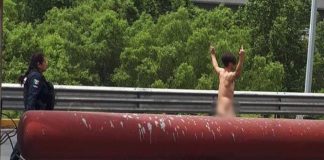 hombre-camina-desnudo-monterrey
