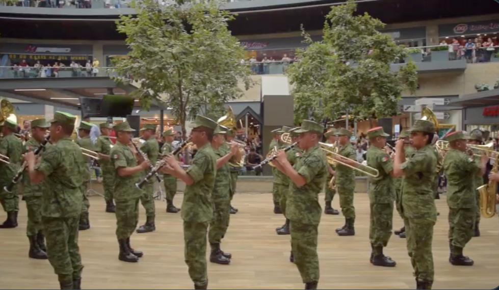 flash-mob-militares-banda-monterrey-plaza-comercial