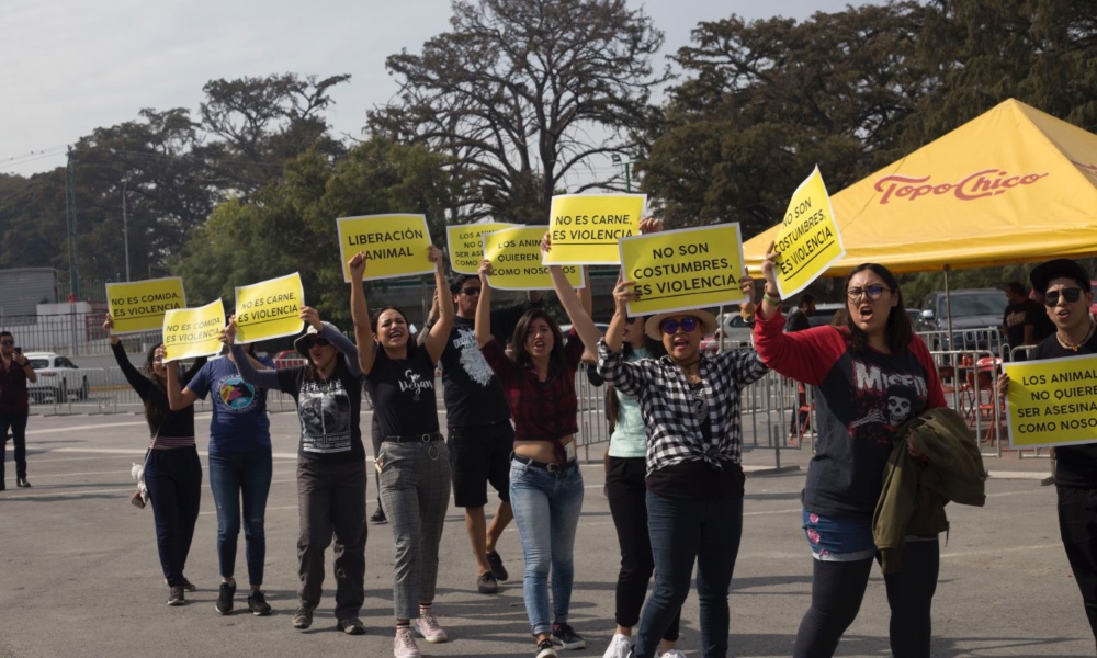 Activistas veganos irrumpen en evento de carne asada