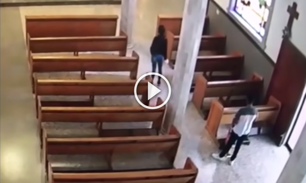 video-roban-limosna-iglesia