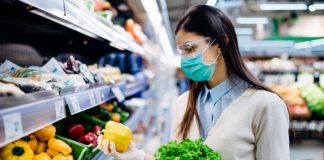 mujer-con-cubrebocas-y-super-mercados-nuevo-leon