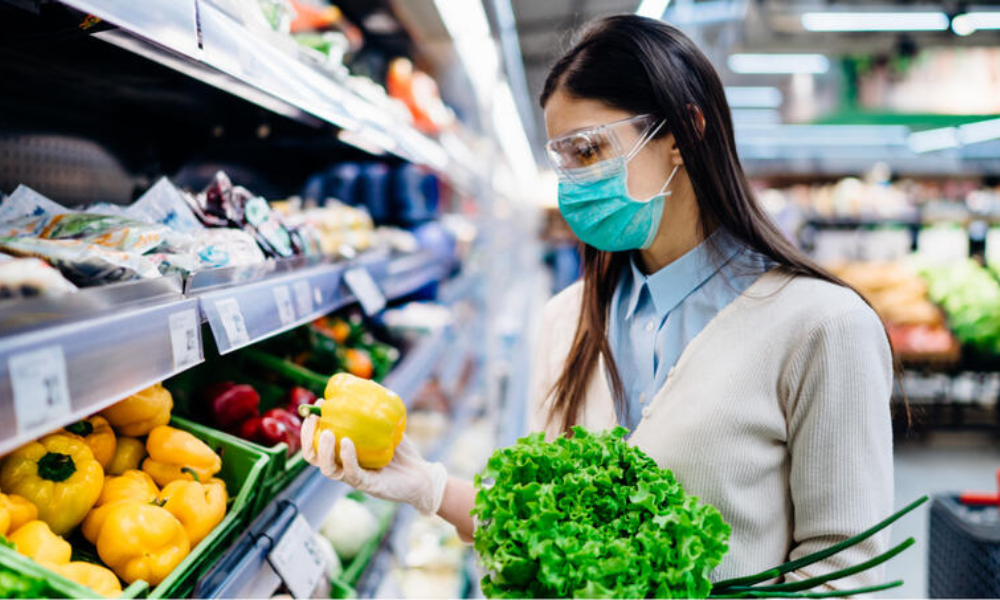 mujer-con-cubrebocas-y-super-mercados-nuevo-leon