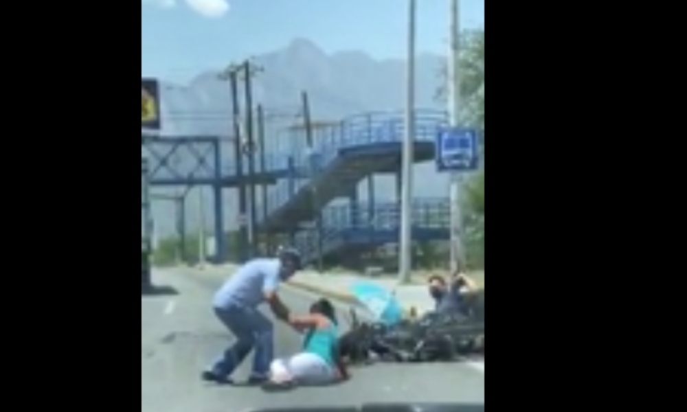 (Video) Mujer “choca” con motociclista
