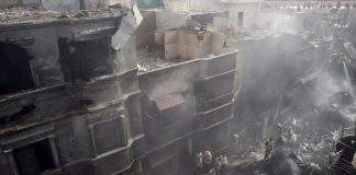 (Video) Se estrella avión en Pakistán con 107 personas a bordo