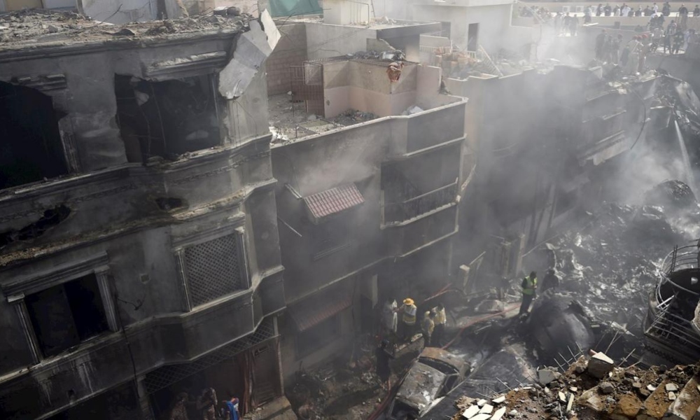 (Video) Se estrella avión en Pakistán con 107 personas a bordo