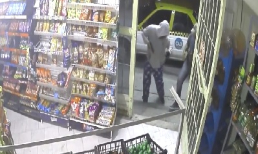 Roban tienda de abarrotes... ¡en pijama!