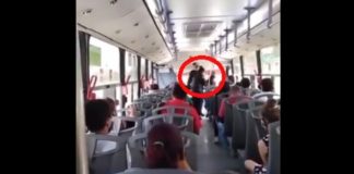 (VIDEO) Por no usar cubrebocas, policías bajan a una mujer del camión