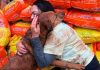 (Viral) Firulais recibe con tierno abrazo a mujer que le llevó comida