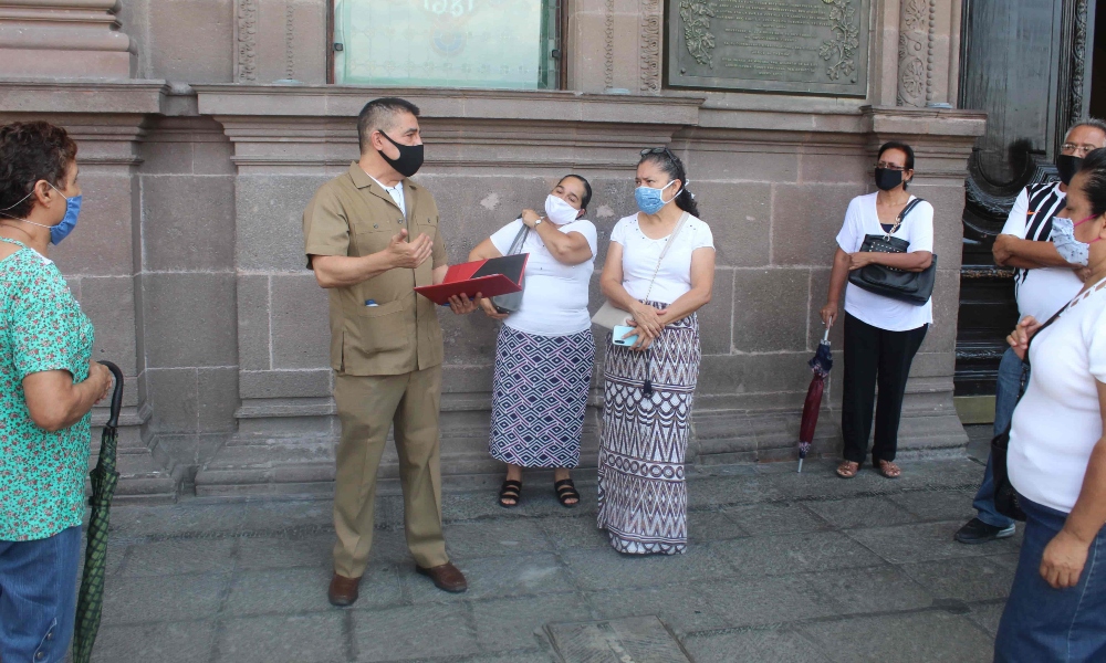 Maestros jubilados protestan frente a Palacio de Gobierno