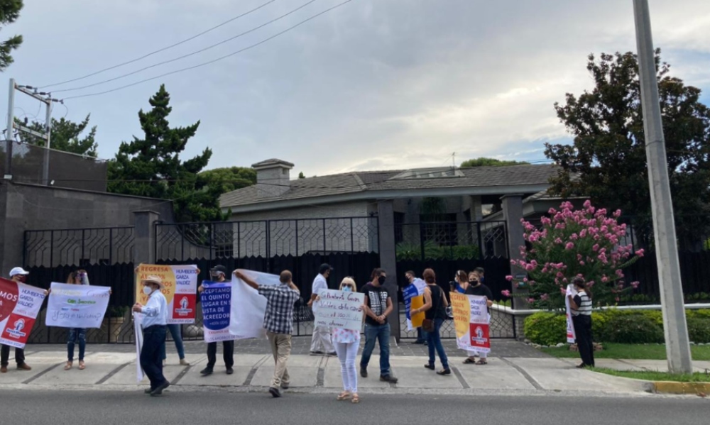 Ahorradores arman protesta frente a casa de dueño de Banco Famsa