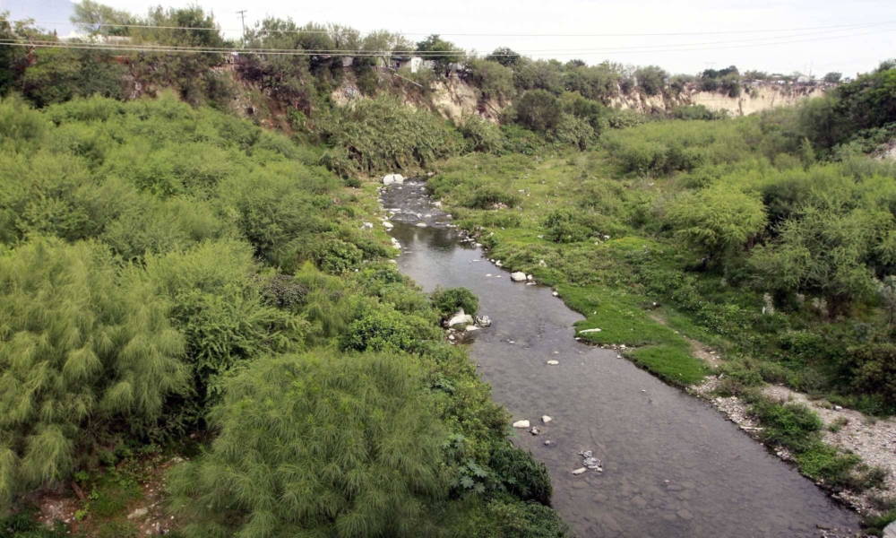 ¡Alerta! Denuncian olores fétidos en río Pesquería