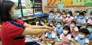 Niños vuelven a las aulas en Hong Kong