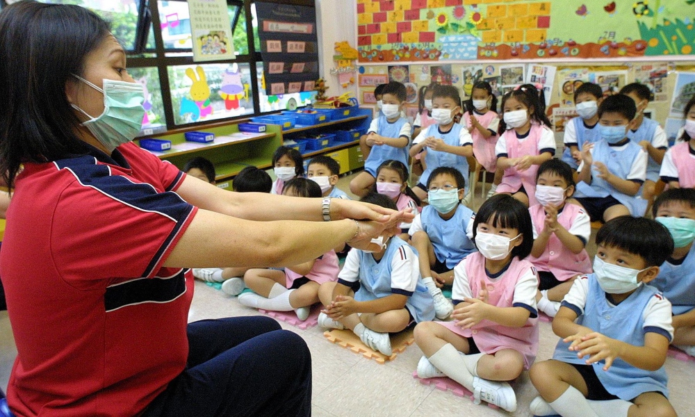 Niños vuelven a las aulas en Hong Kong