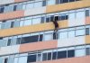Video: Captan a hombre colgando de edificio