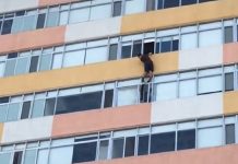 Video: Captan a hombre colgando de edificio