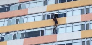 Video: Captan a hombre colgando de edificio