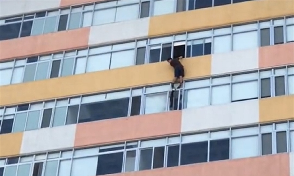 Video: Captan a hombre colgando de edificio