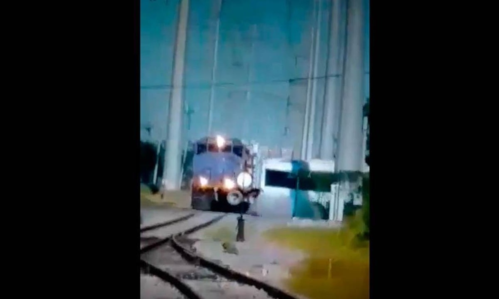 Chocan tren y tráiler en carretera Santa Rosa-Mezquital