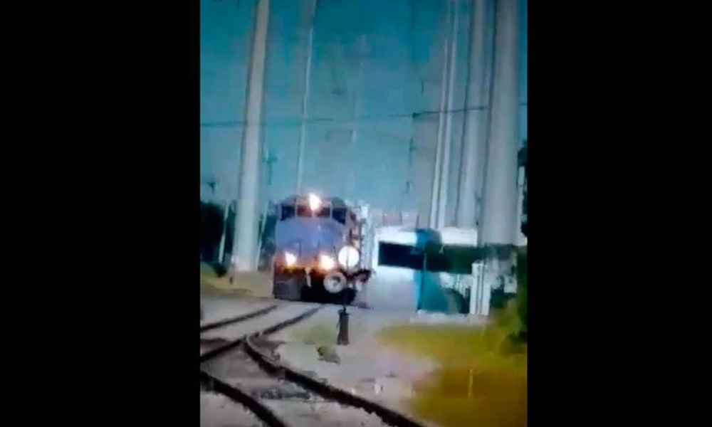 Chocan tren y tráiler en carretera Santa Rosa-Mezquital