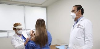 Aplica NL primera dosis de vacuna contra COVID-19