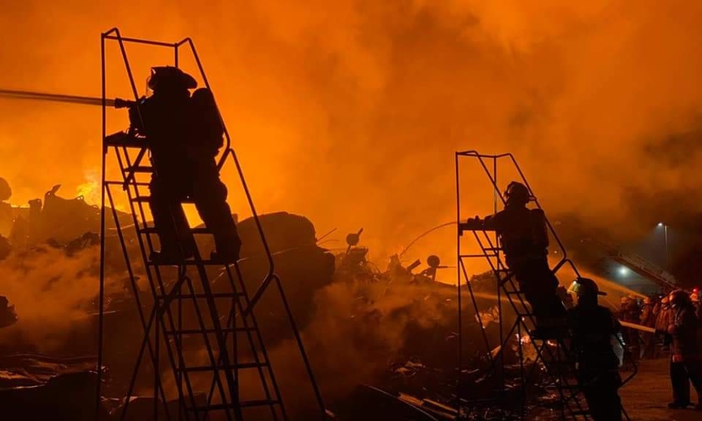 Bomberos NL controlan incendio en empresa recicladora en Guadalupe