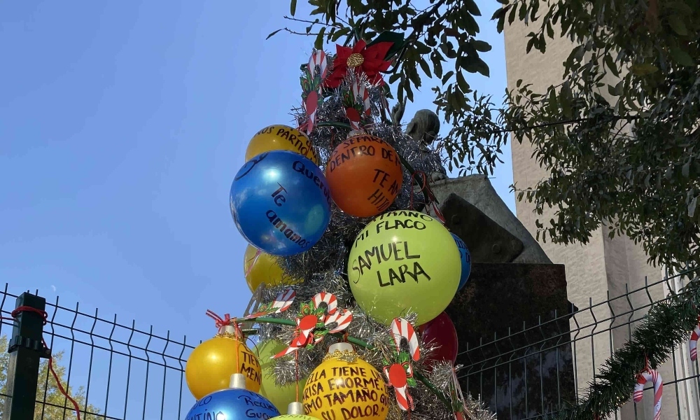Con pino navideño, hacen homenaje a familiares desaparecidos
