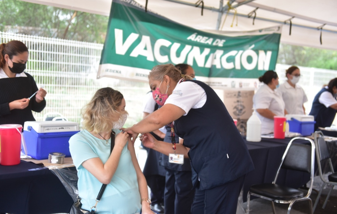 Posponen vacunación contra COVID-19 en Apodaca por retraso en entrega de dosis