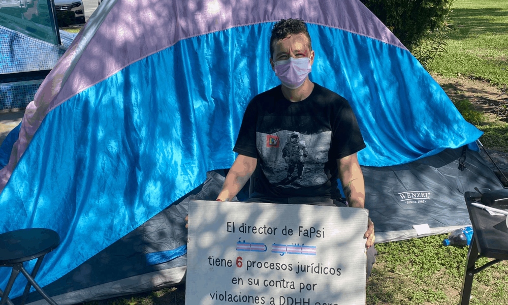 Protestan por transfobia en despido de maestro de FaPsi