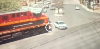 video accidente tren choca auto escobedo